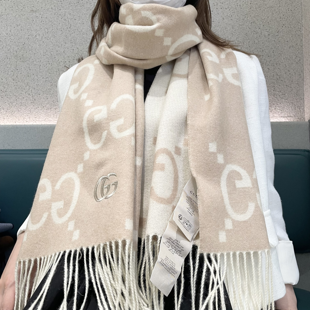 NO:603332,High version 2025 Gucci latest model, rare quality, so beautiful. Gucci’s latest ZG synchronization pattern is really super beautiful~ I like this GG accent!  The price is super awesome. We recommend the ZG selling price. The fabric is strong twisted worsted double-sided cashmere jacquard. It is a very neat and delicate fabric, showing a strong thread structure, which is very supportive and flexible. Practical recommendation from hardcore old customers. Such texture, style, and craftsmanship can really kill many good products.  The material, style, and craftsmanship give us completely different feelings. Many times, we not only need a high-quality one, but the most important thing is that it is easy to control. Know how to enter. The limited color matching, the men's and women's scarves are particularly beautiful. Specifications: 50*190cm high version scarf, high version scarf, gucci19860909高版本 2025Gucci最新款 稀有品质太好看了Gucci最新ZG同步款图案真的超级好看啊~就喜欢这种GG腔调！价格超级给力,福利推荐ZG售价面料是强捻精纺双面山羊绒提花,非常工整精致的面料,呈现出极具力度的线面结构,极具支撑力及柔韧性骨灰级老客户实用推荐,这样的质感,款式,工艺,真的可以秒杀太多好的材质,款式,工艺,给予我们的感受是完全不同的很多时候,不仅需要一件高品质的,最关心的还是好驾驭.懂得入.限量的配色,男女围都特别好看规格50*190cm高版本围巾,高版本围巾,gucci,scarf
