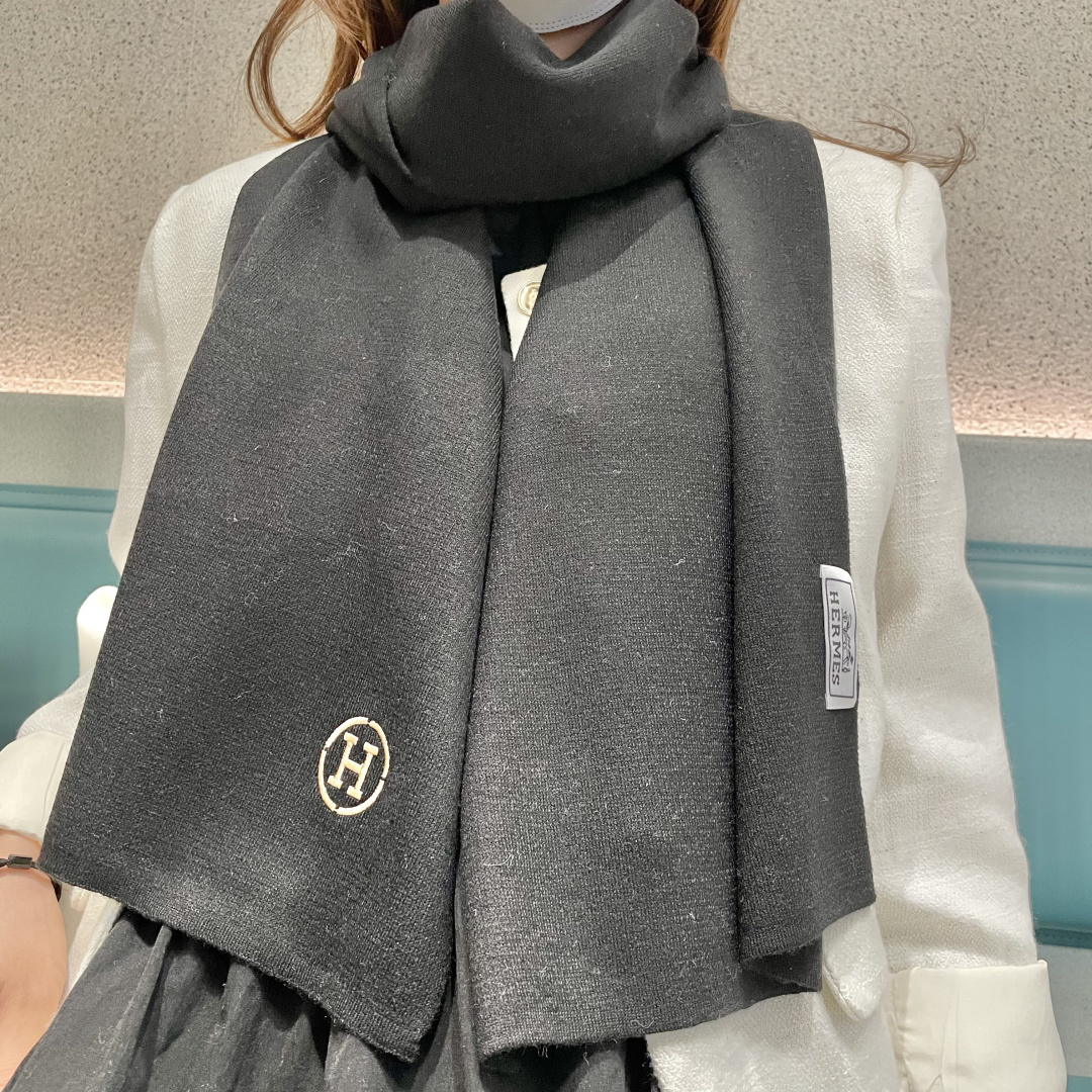 NO:603287,Hot new item Hermès for couples. Exclusive goods. Luxury is all in the size. High-end quality. Only with super high cashmere quality will this brand be favored. This quality is a rare knitted scarf on the market. It is really a super high-end product. Only such a big brand can have it. Every color is loved and every color is reserved. Selling one less good product. Imported knitted cashmere size 180*32 high version scarf, high version scarf, hermes19860909爆款上新 情侣款爱马仕 独家牛货 奢华尽在尺寸之间,高端品质具有超高羊绒品质才会被此品牌青睐这种精品是市场上及其少见的围巾针织,真是超级高端货只有这种大品牌才会拥有每色都是大爱每色都留.卖一条少一条的好货 进口针织羊绒 尺寸180*32高版本围巾,高版本围巾,hermes,scarf
