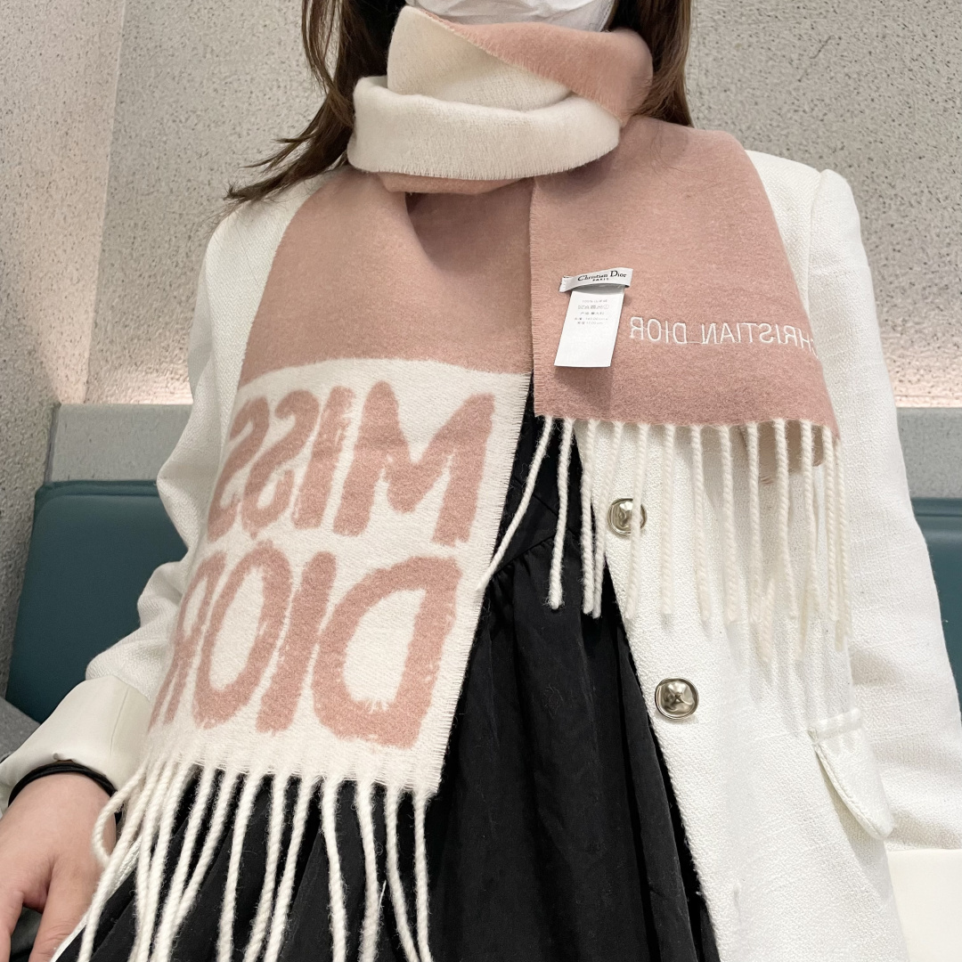 NO:603279,[DIOR Dior fringed long scarf] Size: 17×140CM Material: Cashmere Hot style, the latest style in the counter, double-sided cashmere, super versatile!  Super elegant!  Cashmere with such a large proportion is really super rare! Cashmere is known as 'soft gold' and has a soft feel. High version scarf, high version scarf, dior, dior, gold19860909【DIOR 迪奥流苏长巾】 尺寸:17×140CM 材质:山羊绒 爆款,专柜最新款式 双面羊绒 超百搭！超显气质！这么大比重的羊绒真的超级少见!羊绒 有世界公认的“软黄金”之称,手感柔软细高版本围巾,高版本围巾,dior,dior,gold,scarf