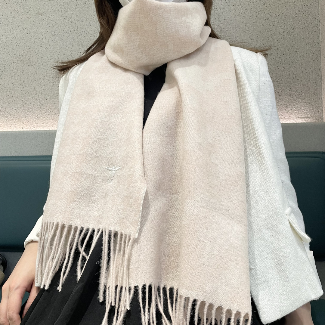 NO:603303,The same DD scarf worn by Dior stars. The classic style will never go out of style, and it’s super versatile. It’s super pretty!  !  Decisively keep it to yourself!  Exquisite loose beard, straightforward and not rigid, suitable for various styles, exquisite and exquisite, not much introduction, see for yourself, 32*180cm. High version scarf, high version scarf, dior, dior19860909迪奥（Dior）明星同款dd围巾.经典款永远不会过时,而且超百搭.超级好看！！果断自留！精致散须 率真不拘泥 适合各种造型 精妙绝伦 不多介绍 自己看,32*180cm.高版本围巾,高版本围巾,dior,dior,scarf