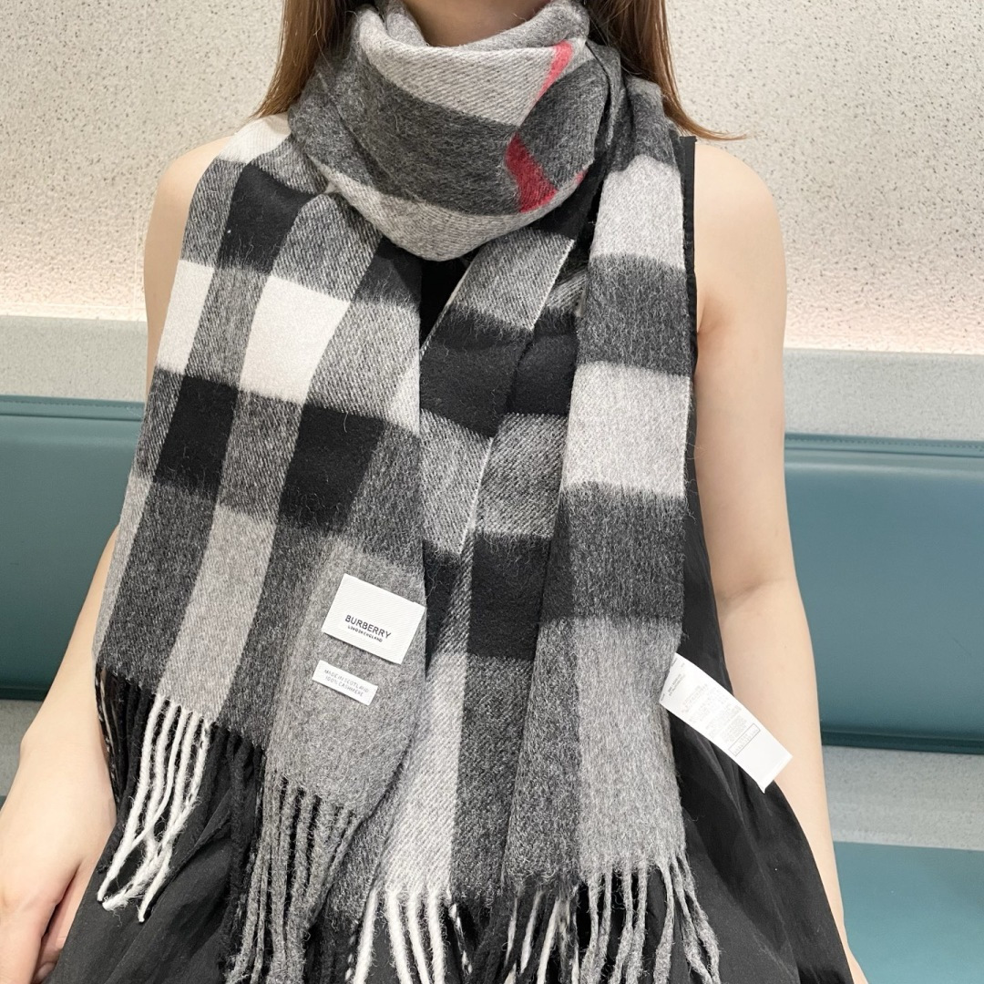 NO:603320,Burberry's masterpiece of ingenuity·Classic large-lattice double-sided jacquard cashmere scarf is exactly the same as 2 scarves. Brand Chief Creative Director Riccardo Tisci  One of my favorite symbols. The new model that is hot-selling at the counter. It is very thick and warm. The weaving is too complicated and takes too long. The size is 45*210cm and is sold out. B has used the double-sided design on the scarf more than once. The effect is super great. The price at the counter + I heard from the factory that this batch of goods is a headache for the whole factory. It cannot use the traditional method of straw brushing for scarves because the bottom fleece is pulled up.  At the same time, it will also damage the yarn, so you have never heard of the term 'zero point nap method'. This is a professional term for scarf finishing, and the technology is extremely difficult. To put it simply, it relies on the speed of the raising machine to raise the velvet a little, so as not to damage the scarf... Let's not talk about it, sell it, grab it and you can say that you have earned a high version of the scarf, high version of the scarf, burberry19860909Burberry 匠心巨作· 经典大格双面提花羊绒围巾完全等于2条围巾品牌首席创意总监Riccardo Tisci 最喜爱的标志之一.专柜热卖的新款,非常厚实保暖织造太复杂,耗时太长了,售完无补的尺寸45*210cm,B将双面设计不只一次用在了围巾上,效果是超级棒的,专柜售价+听工厂说这批货让后整厂也是很头疼的,不能用传统围巾草拉绒的起绒方式,因为把底绒拉起来的同时,也会损坏纱线,所以用了零点底绒法这个词大家都没听过吧,这是围巾后整的专业术语,技术难度极为大.简单说下就是依靠起绒机的带速,把底绒稍微起来一点,这样才不会破坏围巾...不说了,卖货吧,抢到可以说就是赚到了高版本围巾,高版本围巾,burberry,scarf