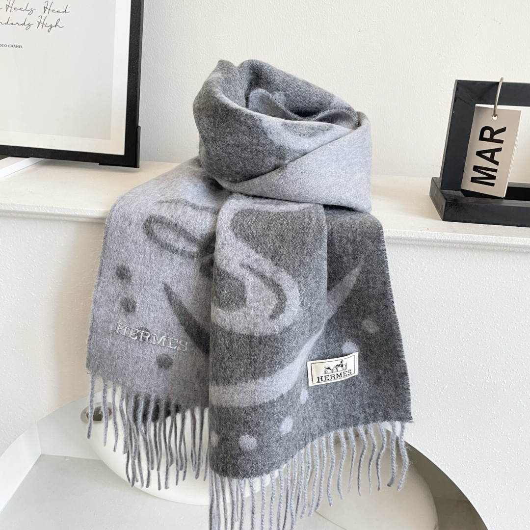 上新2025爱马仕顶级山羊绒男女款围巾且买且珍惜😍~都是出口订单所以比较难遇❤️东西讲究少而精😍好看的一