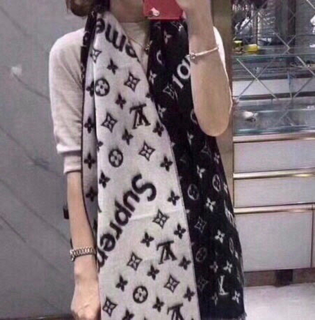 💰298  💟最好的Su💰erme‼️超级软糯【LV Su💰reme LV联名围巾】.红透了半边天❣️达人标配必备~‼️最好的品质‼️软糯细腻‼️90%羊毛，10%羊绒的面料，绝对的亲肤，一点都不扎脖子‼️五四的针车配上18织的纱线，想不细腻都不行，世面上那种二八针车15织纱线的，做出来的东西看起来跟月球表面似的，星星