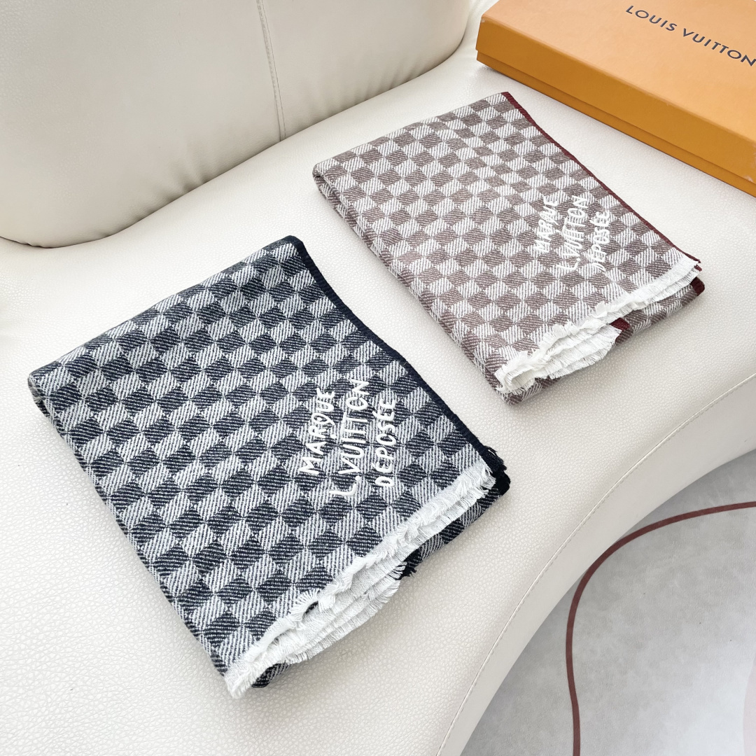 巴宝利 最新款围巾，男女士的福利 超温柔洋气的双面设计！！】感觉这个比以往的设计都更显年轻更显温柔更气质