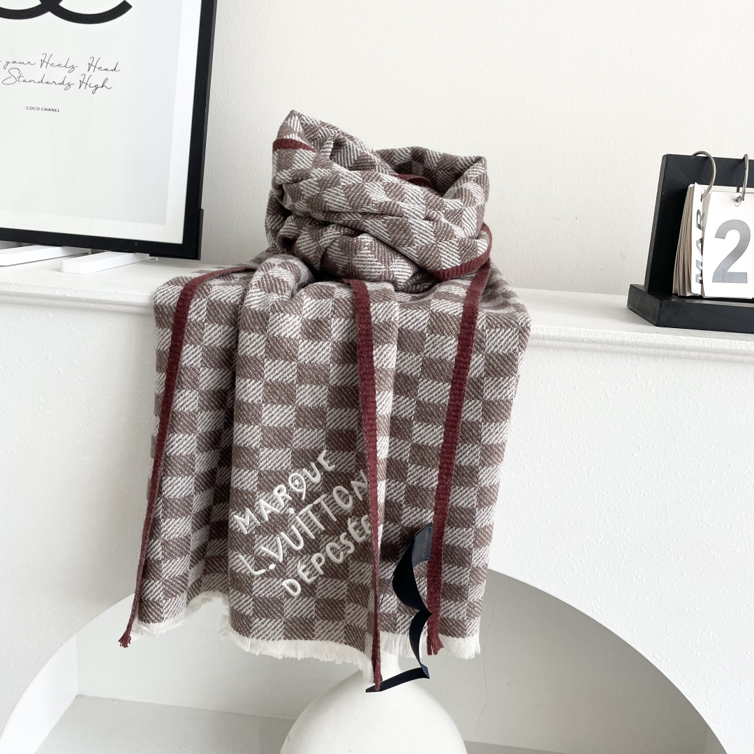 巴宝利 最新款围巾，男女士的福利 超温柔洋气的双面设计！！】感觉这个比以往的设计都更显年轻更显温柔更气质