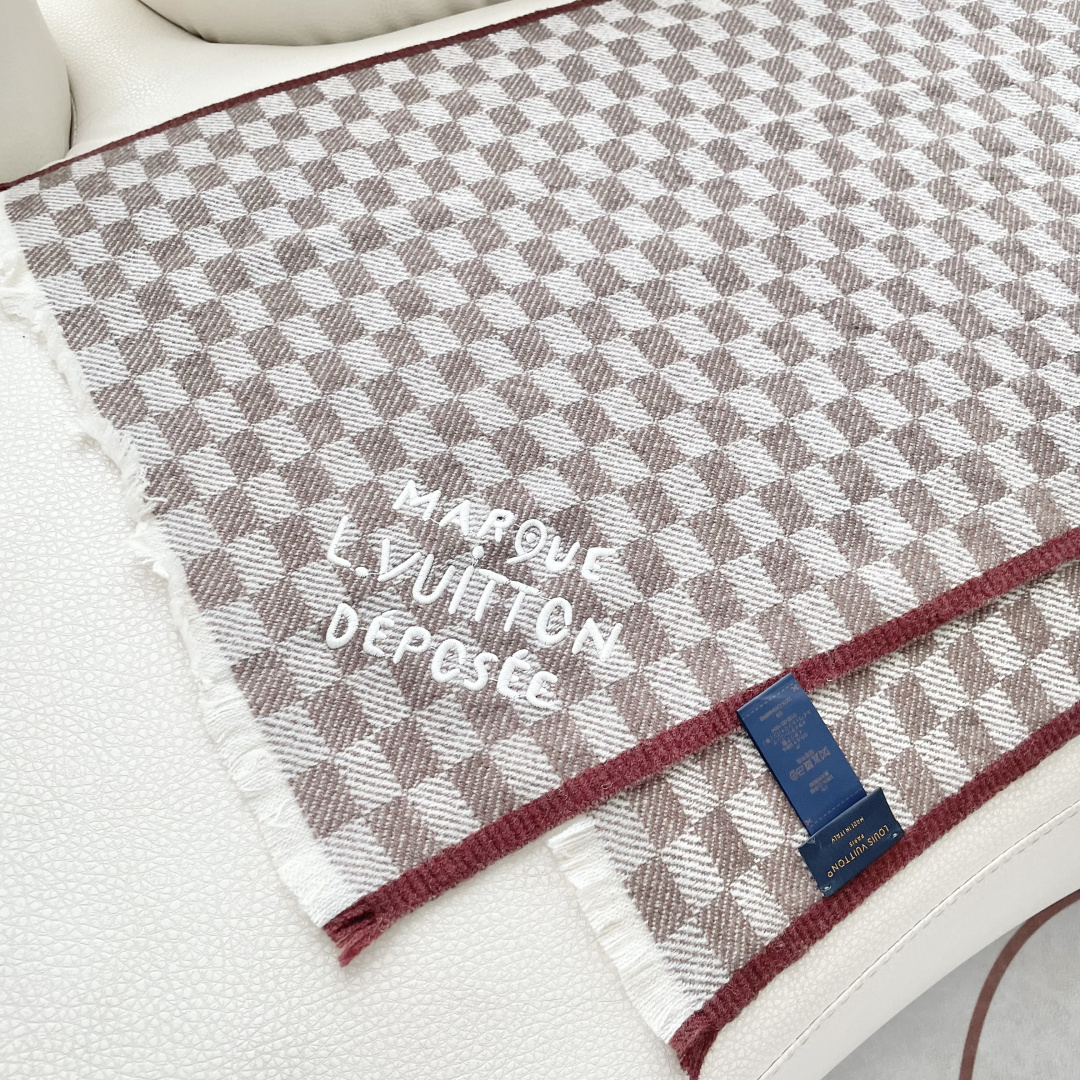 巴宝利 最新款围巾，男女士的福利 超温柔洋气的双面设计！！】感觉这个比以往的设计都更显年轻更显温柔更气质