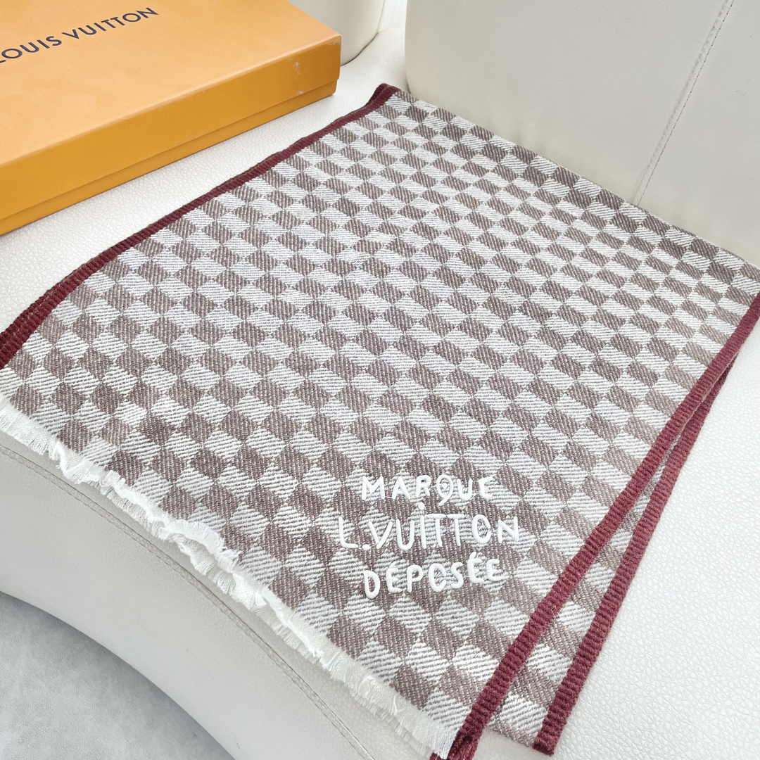 巴宝利 最新款围巾，男女士的福利 超温柔洋气的双面设计！！】感觉这个比以往的设计都更显年轻更显温柔更气质