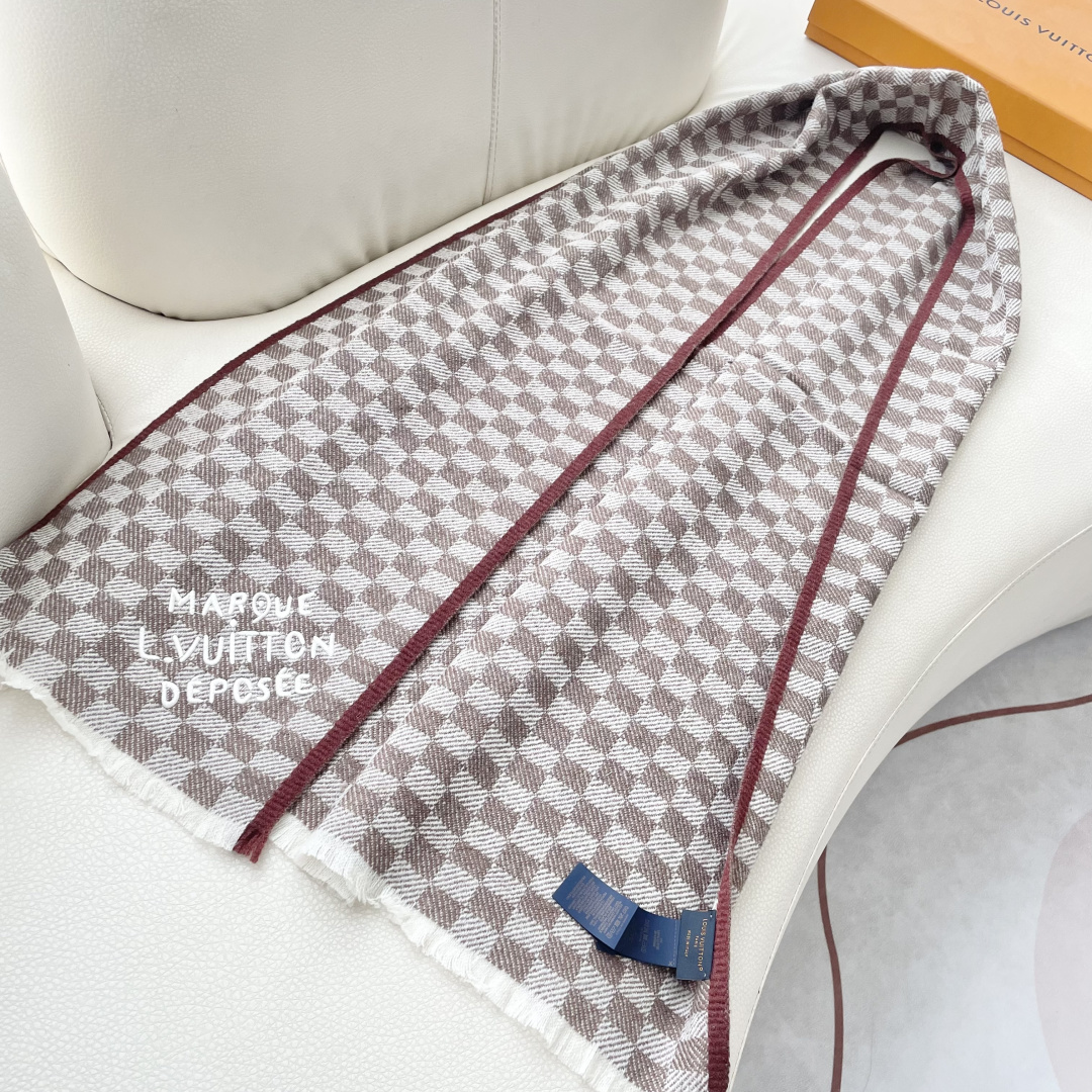 巴宝利 最新款围巾，男女士的福利 超温柔洋气的双面设计！！】感觉这个比以往的设计都更显年轻更显温柔更气质