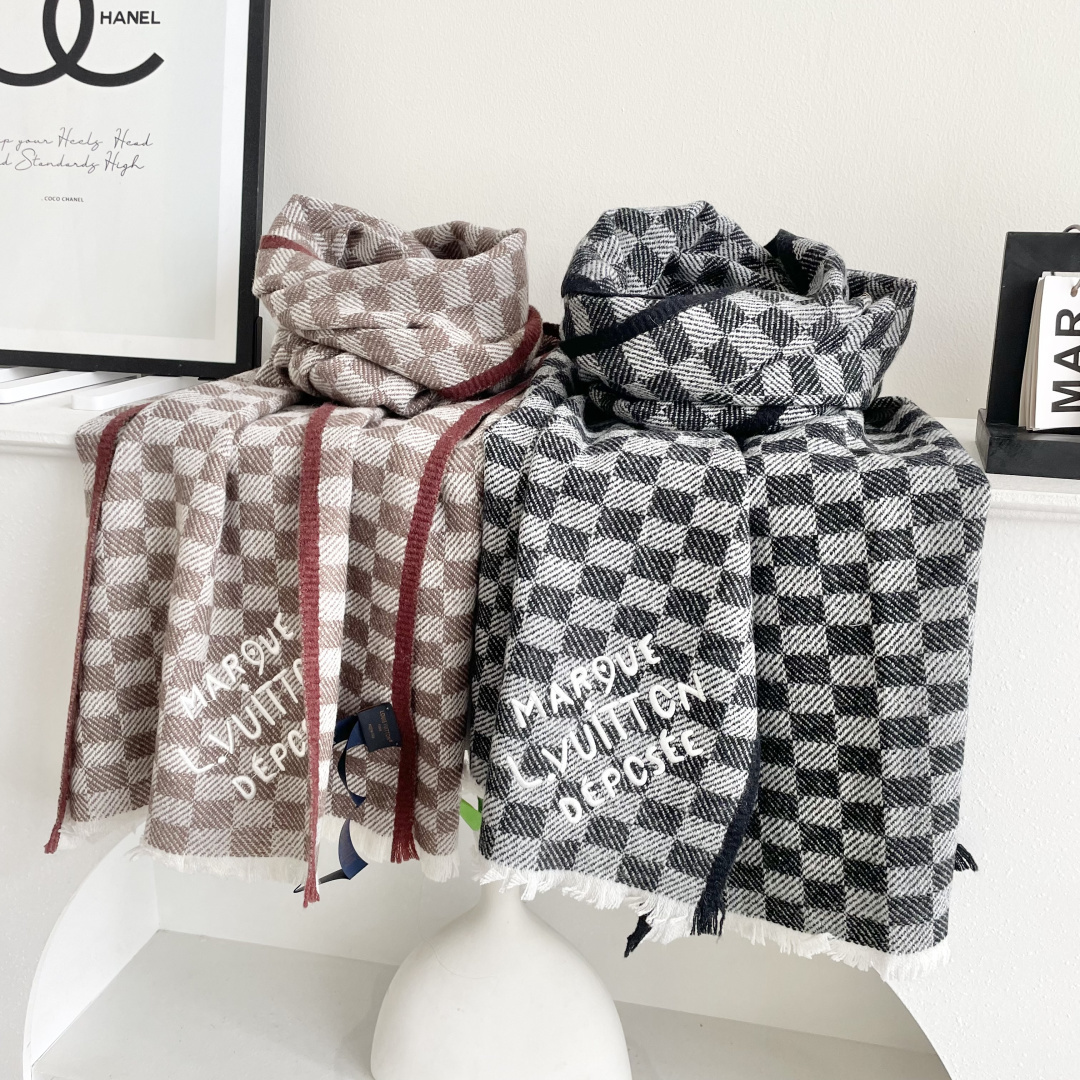 巴宝利 最新款围巾，男女士的福利 超温柔洋气的双面设计！！】感觉这个比以往的设计都更显年轻更显温柔更气质