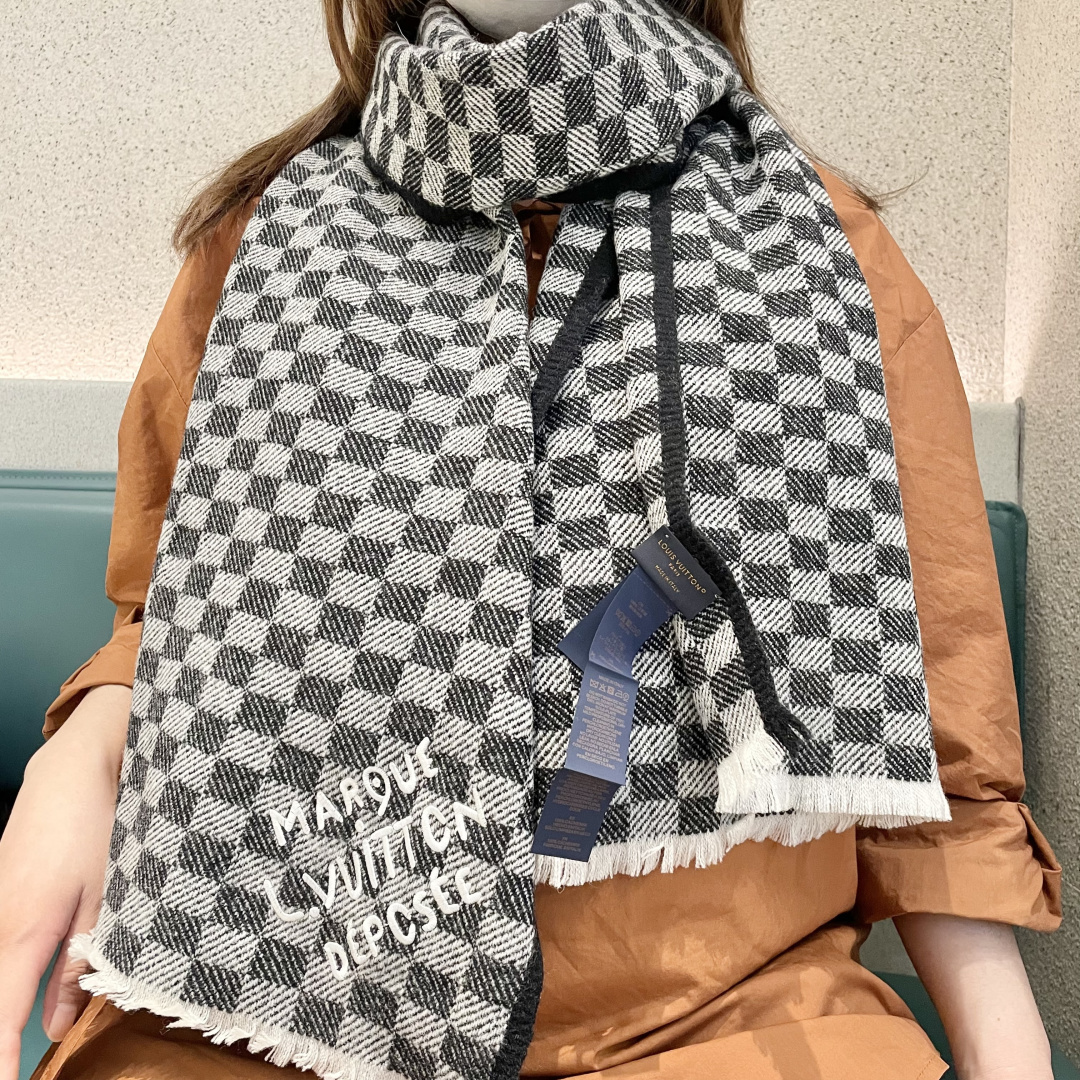 巴宝利 最新款围巾，男女士的福利 超温柔洋气的双面设计！！】感觉这个比以往的设计都更显年轻更显温柔更气质