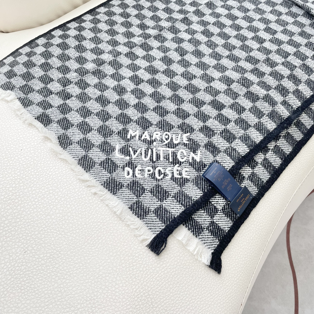 巴宝利 最新款围巾，男女士的福利 超温柔洋气的双面设计！！】感觉这个比以往的设计都更显年轻更显温柔更气质