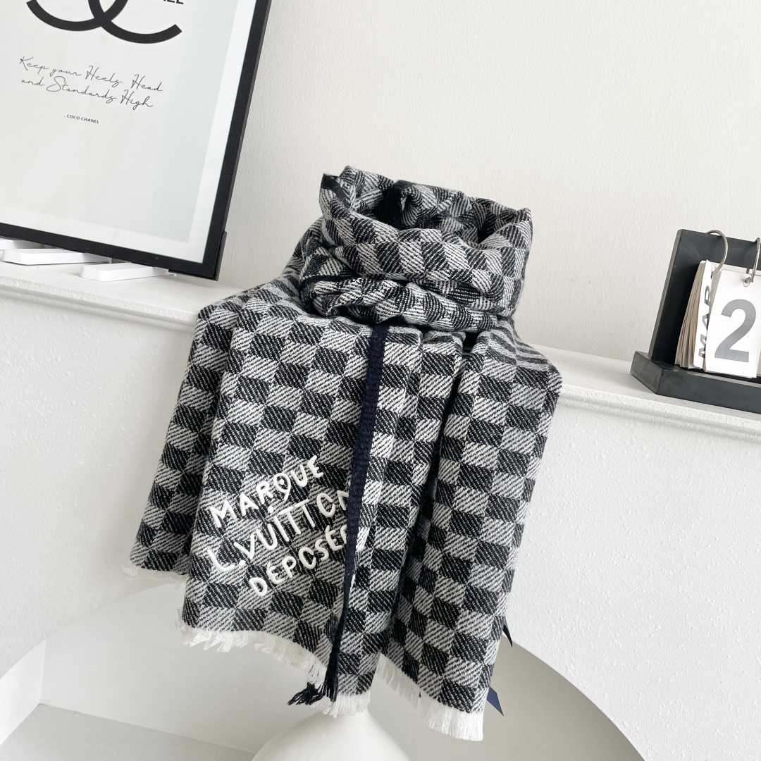 巴宝利 最新款围巾，男女士的福利 超温柔洋气的双面设计！！】感觉这个比以往的设计都更显年轻更显温柔更气质