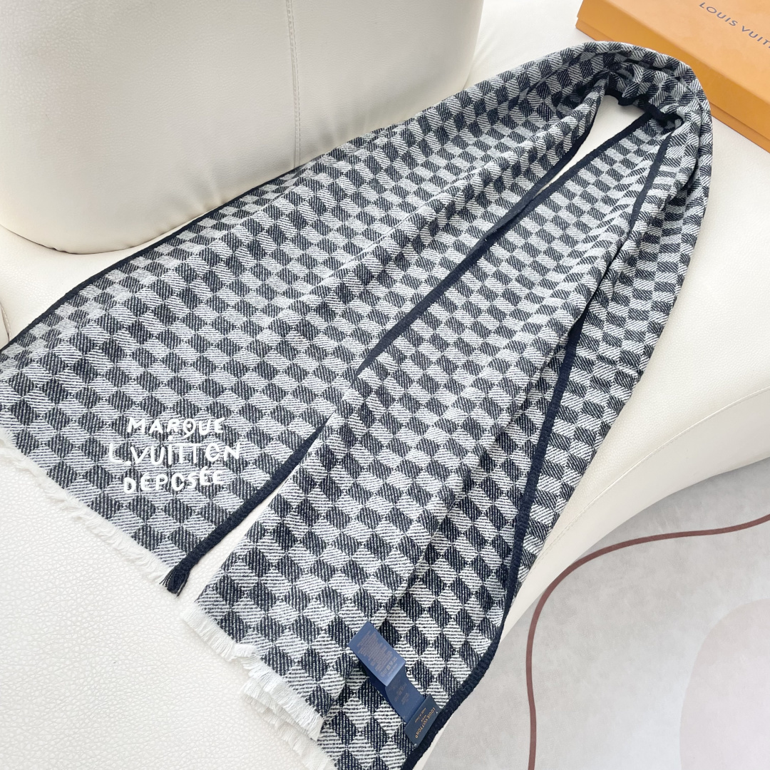 巴宝利 最新款围巾，男女士的福利 超温柔洋气的双面设计！！】感觉这个比以往的设计都更显年轻更显温柔更气质