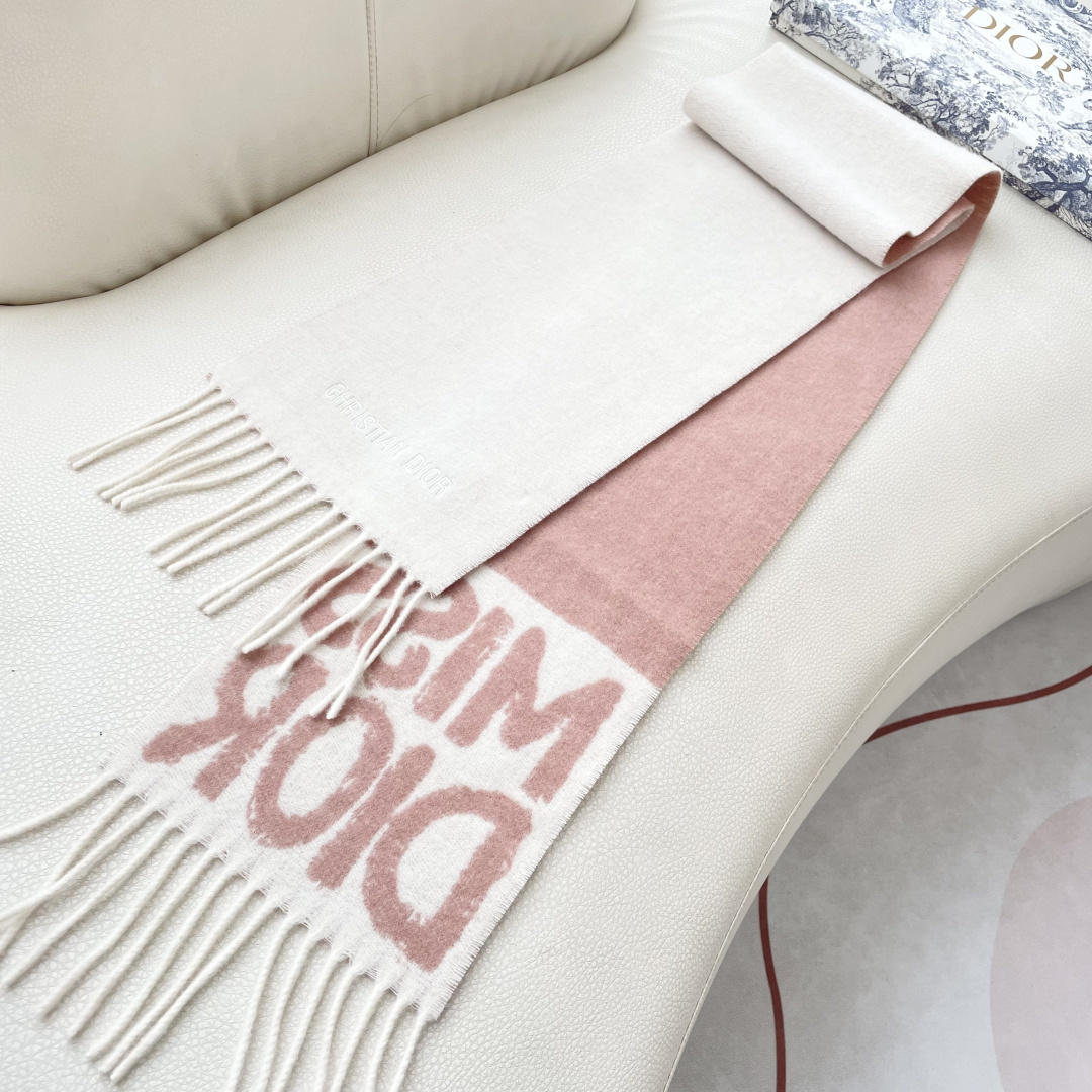 【DIOR 迪奥流苏长巾】尺寸:17×140CM材质:100%山羊绒爆款，专柜最新款式 双面羊绒 超百搭