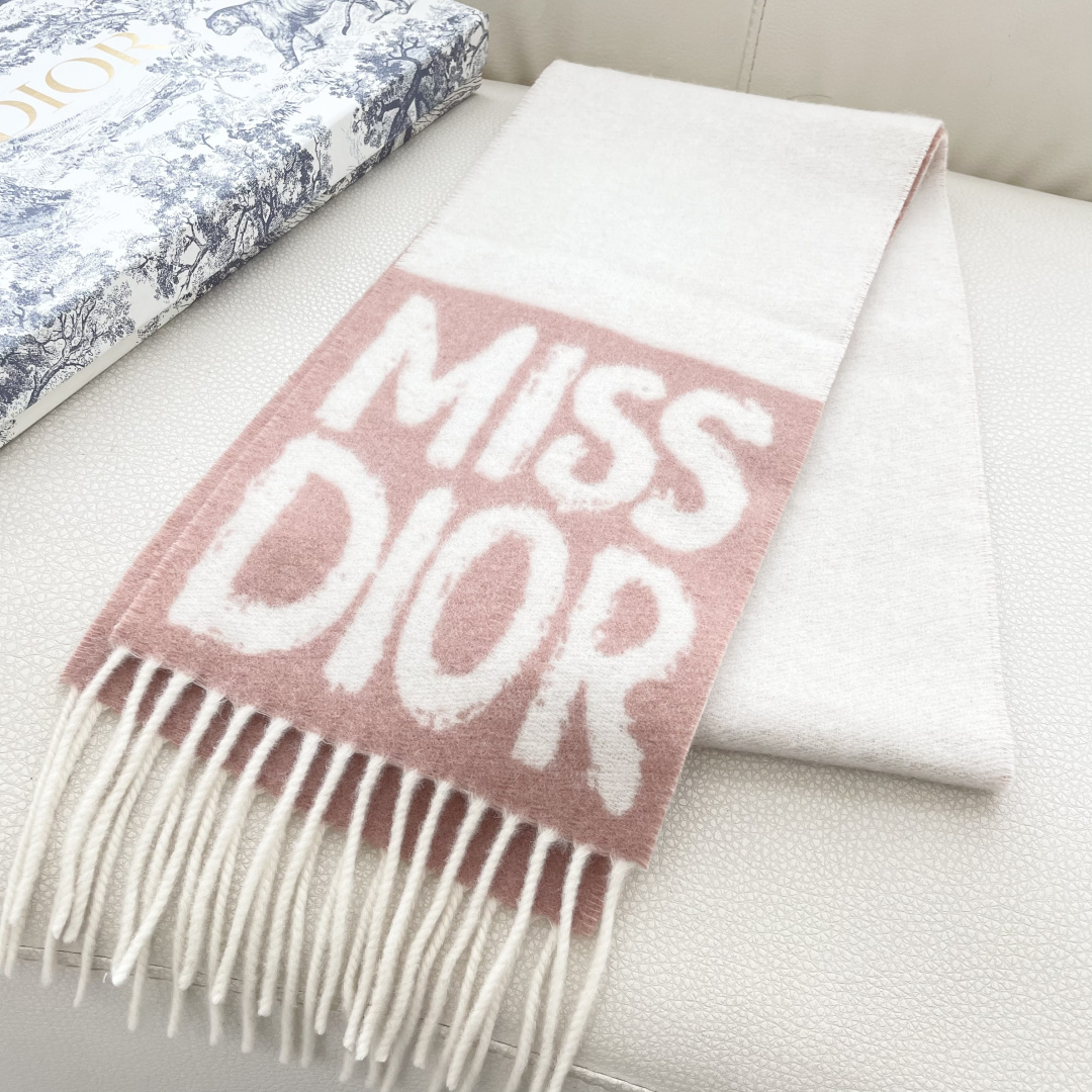 【DIOR 迪奥流苏长巾】尺寸:17×140CM材质:100%山羊绒爆款，专柜最新款式 双面羊绒 超百搭