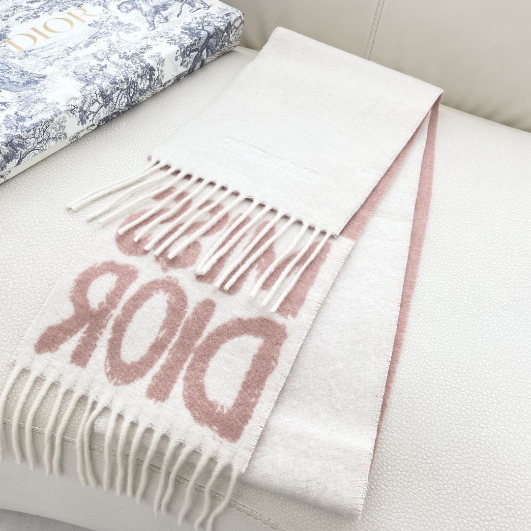 【DIOR 迪奥流苏长巾】尺寸:17×140CM材质:100%山羊绒爆款，专柜最新款式 双面羊绒 超百搭