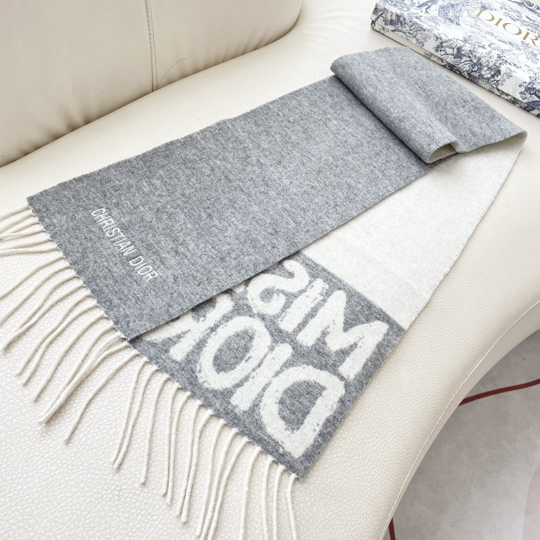 【DIOR 迪奥流苏长巾】尺寸:17×140CM材质:100%山羊绒爆款，专柜最新款式 双面羊绒 超百搭