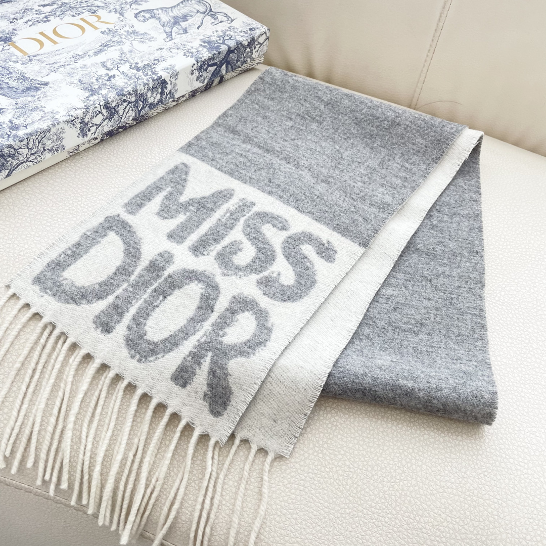 【DIOR 迪奥流苏长巾】尺寸:17×140CM材质:100%山羊绒爆款，专柜最新款式 双面羊绒 超百搭