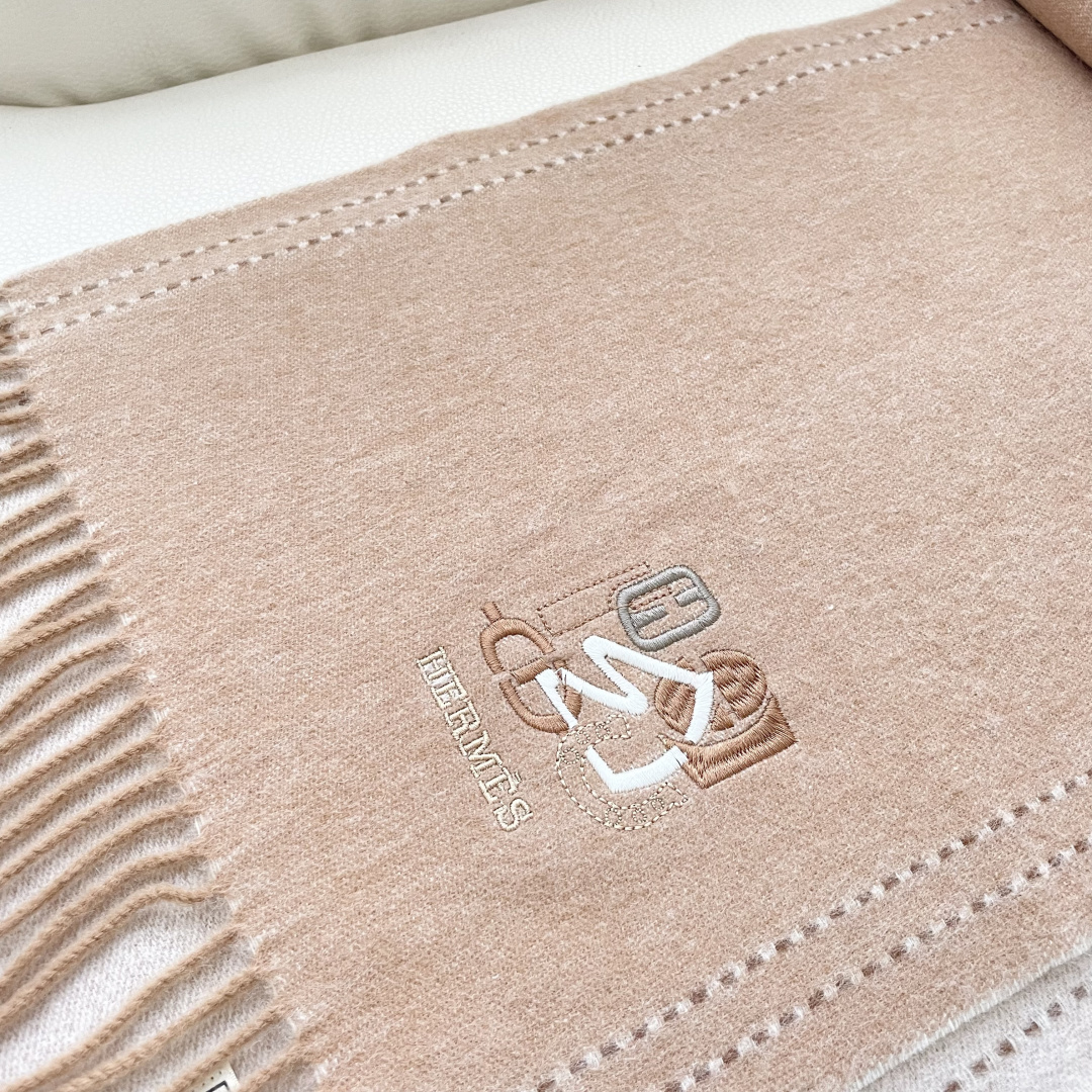 上新2025爱马仕双面男女款围巾且买且珍惜😍~都是出口订单所以比较难遇❤️东西讲究少而精😍好看的一定要收