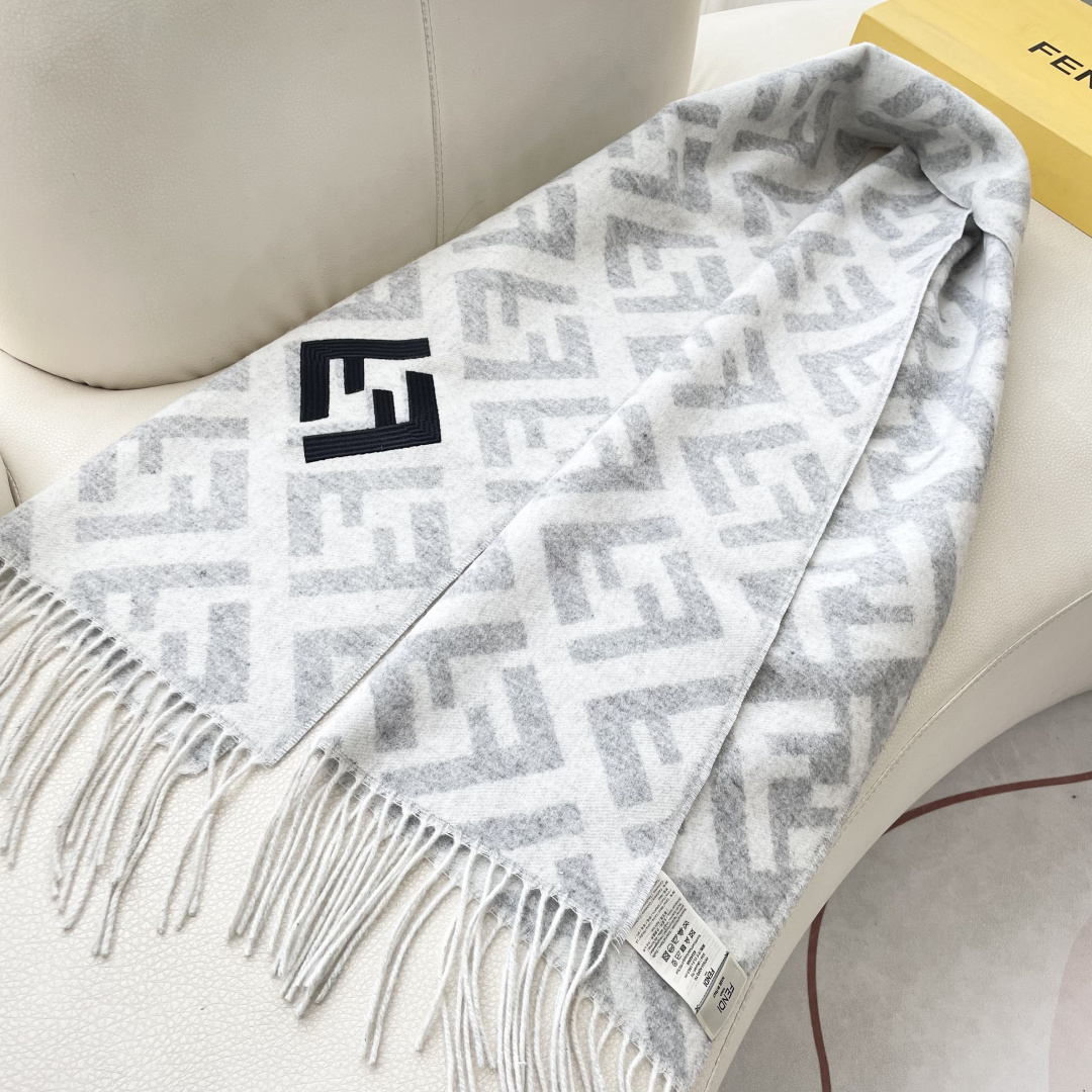 芬迪 最能碰撞出高级感❗️今年最流行的老花FF元素风格，时髦小姐姐推荐~Fendi 羊绒围巾~搭配服饰真