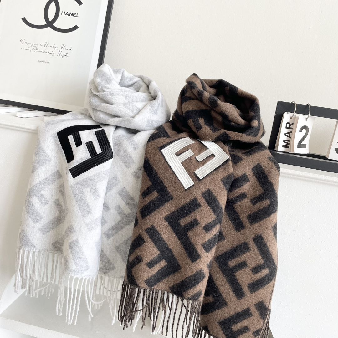 芬迪 最能碰撞出高级感❗️今年最流行的老花FF元素风格，时髦小姐姐推荐~Fendi 羊绒围巾~搭配服饰真