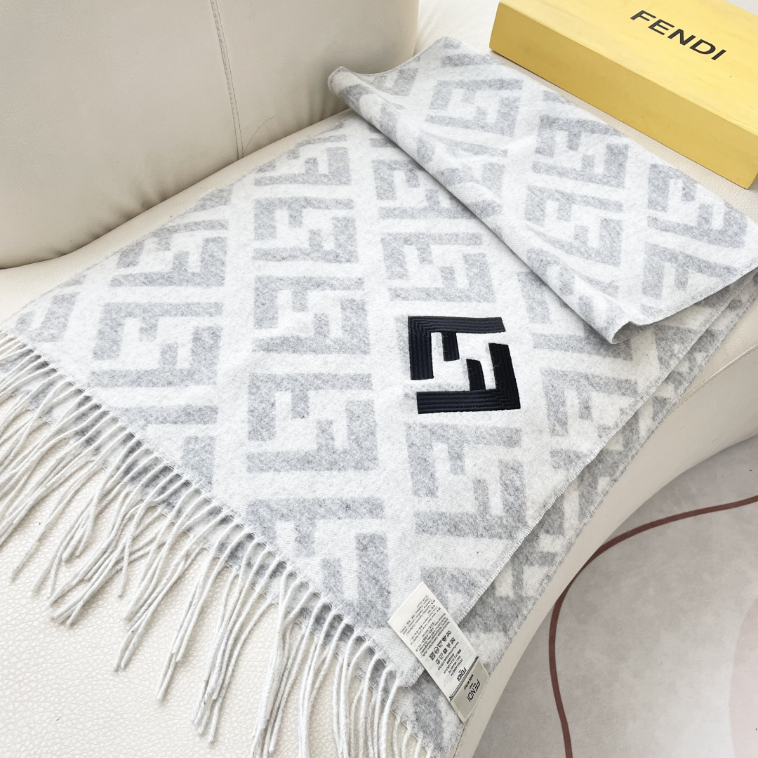 芬迪 最能碰撞出高级感❗️今年最流行的老花FF元素风格，时髦小姐姐推荐~Fendi 羊绒围巾~搭配服饰真