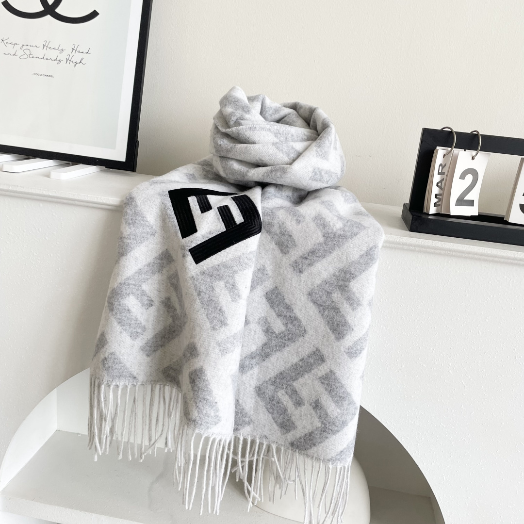 芬迪 最能碰撞出高级感❗️今年最流行的老花FF元素风格，时髦小姐姐推荐~Fendi 羊绒围巾~搭配服饰真