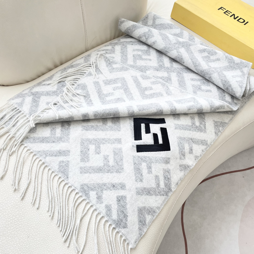 芬迪 最能碰撞出高级感❗️今年最流行的老花FF元素风格，时髦小姐姐推荐~Fendi 羊绒围巾~搭配服饰真
