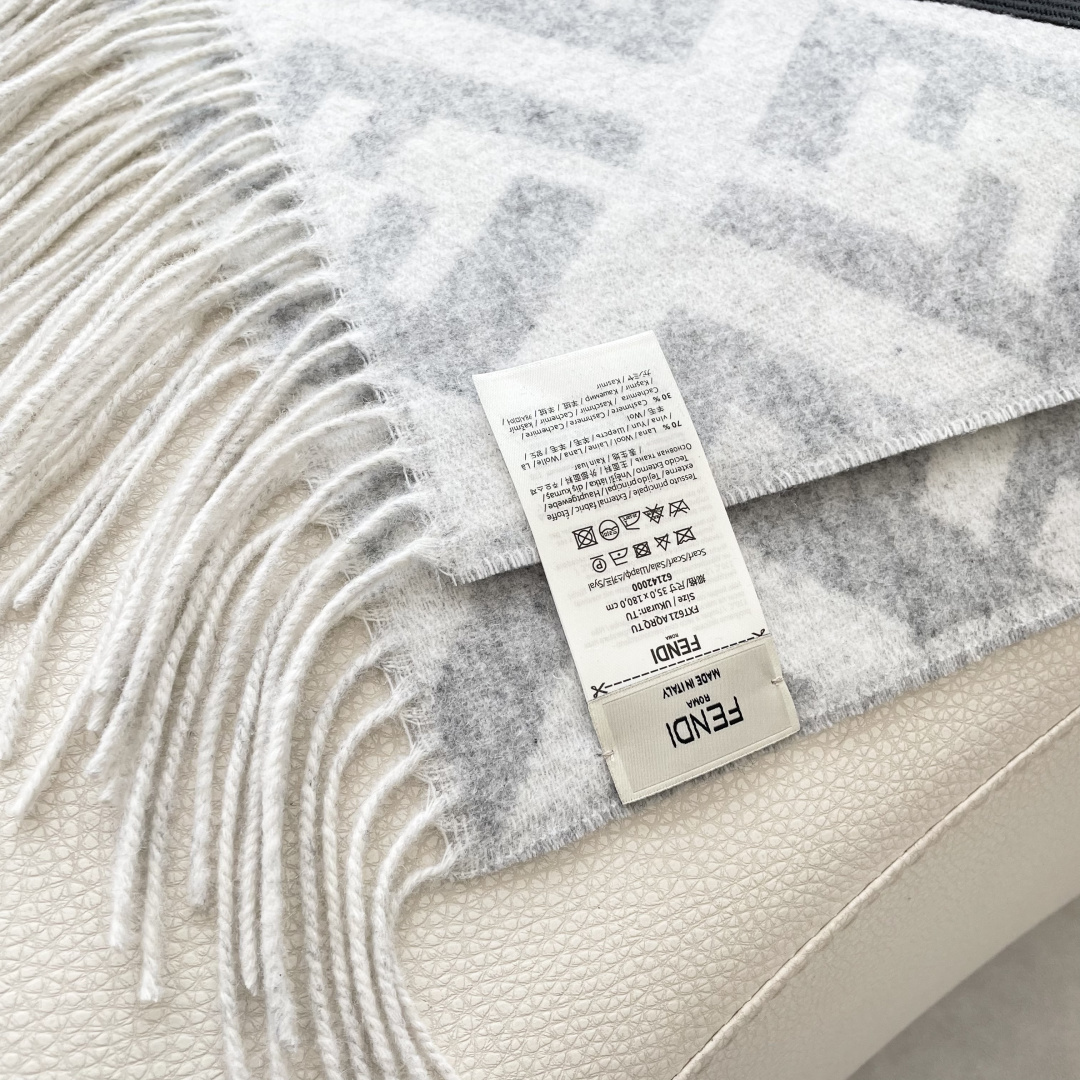 芬迪 最能碰撞出高级感❗️今年最流行的老花FF元素风格，时髦小姐姐推荐~Fendi 羊绒围巾~搭配服饰真