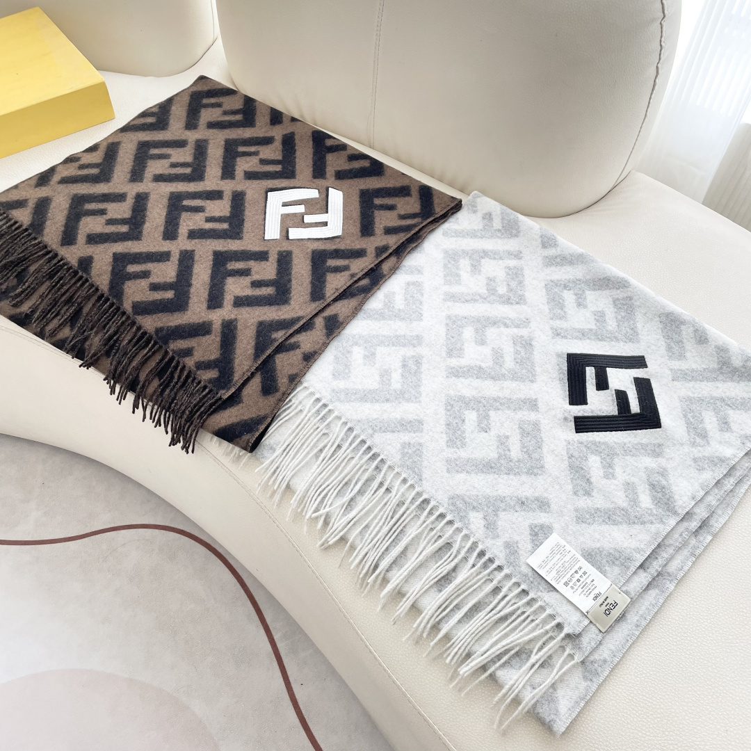芬迪 最能碰撞出高级感❗️今年最流行的老花FF元素风格，时髦小姐姐推荐~Fendi 羊绒围巾~搭配服饰真