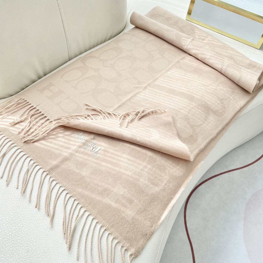 高本版✨✨【经典款】COACH经典 蔻驰披肩也太好看了吧！不仅有颜值还有品质，97%羊毛+3%羊绒，手感