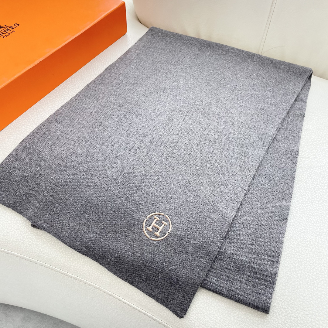 爆款上新 情侣款👍👍爱马仕 独家牛货🐂 奢华尽在尺寸之间，高端品质‼️具有超高羊绒品质才会被此品牌青睐‼