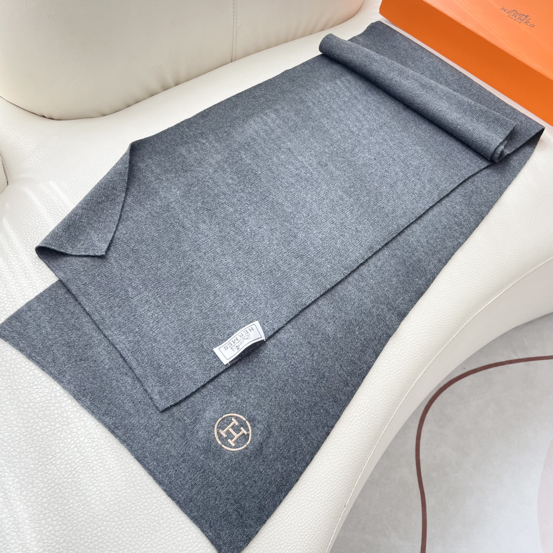 爆款上新 情侣款👍👍爱马仕 独家牛货🐂 奢华尽在尺寸之间，高端品质‼️具有超高羊绒品质才会被此品牌青睐‼