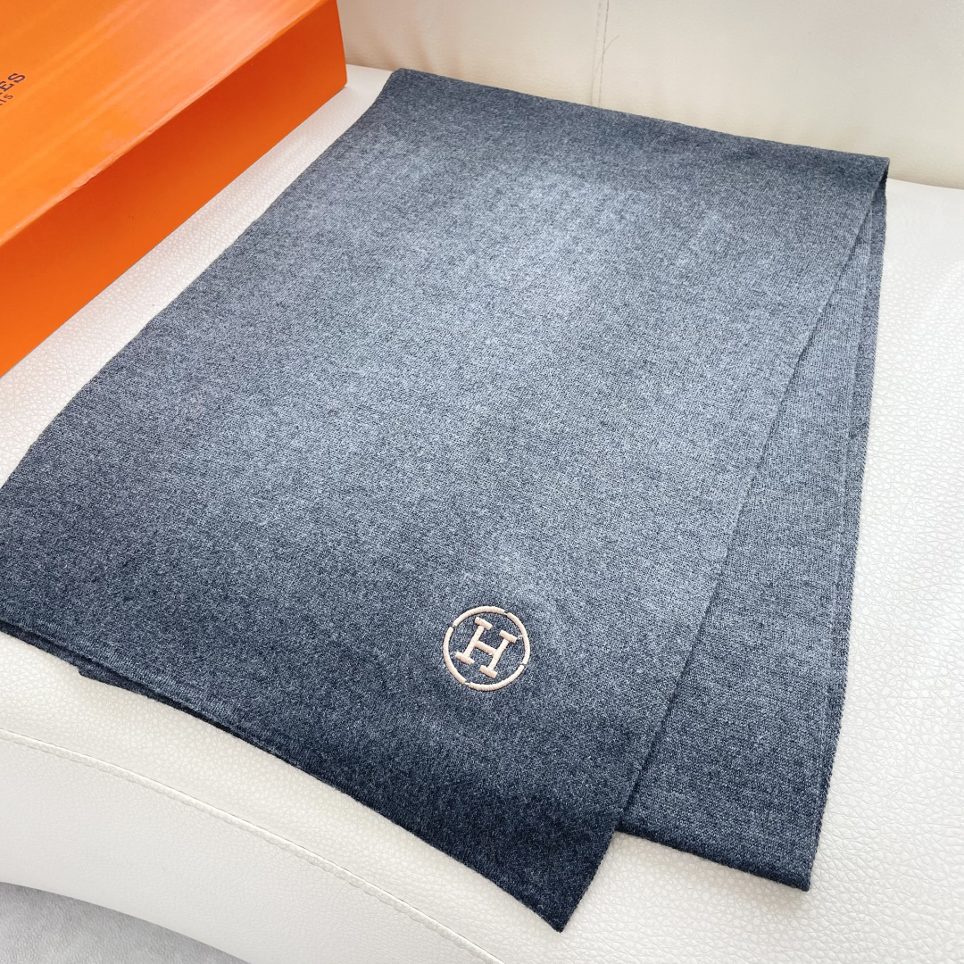 爆款上新 情侣款👍👍爱马仕 独家牛货🐂 奢华尽在尺寸之间，高端品质‼️具有超高羊绒品质才会被此品牌青睐‼