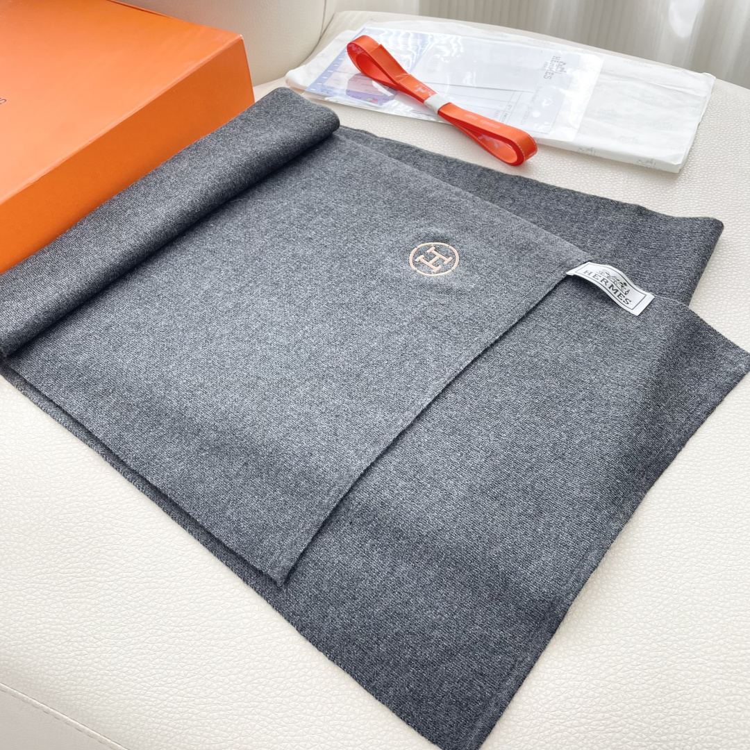 爆款上新 情侣款👍👍爱马仕 独家牛货🐂 奢华尽在尺寸之间，高端品质‼️具有超高羊绒品质才会被此品牌青睐‼