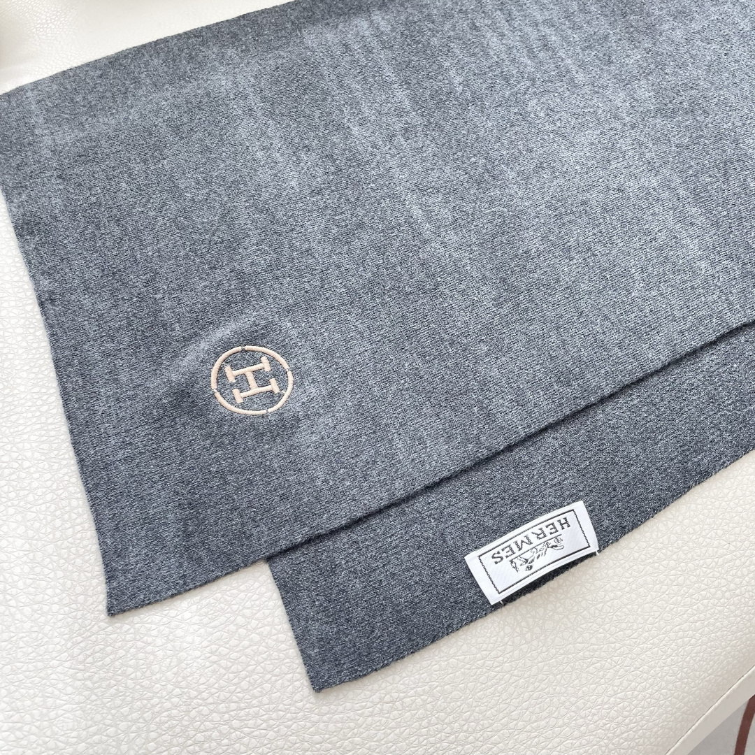 爆款上新 情侣款👍👍爱马仕 独家牛货🐂 奢华尽在尺寸之间，高端品质‼️具有超高羊绒品质才会被此品牌青睐‼