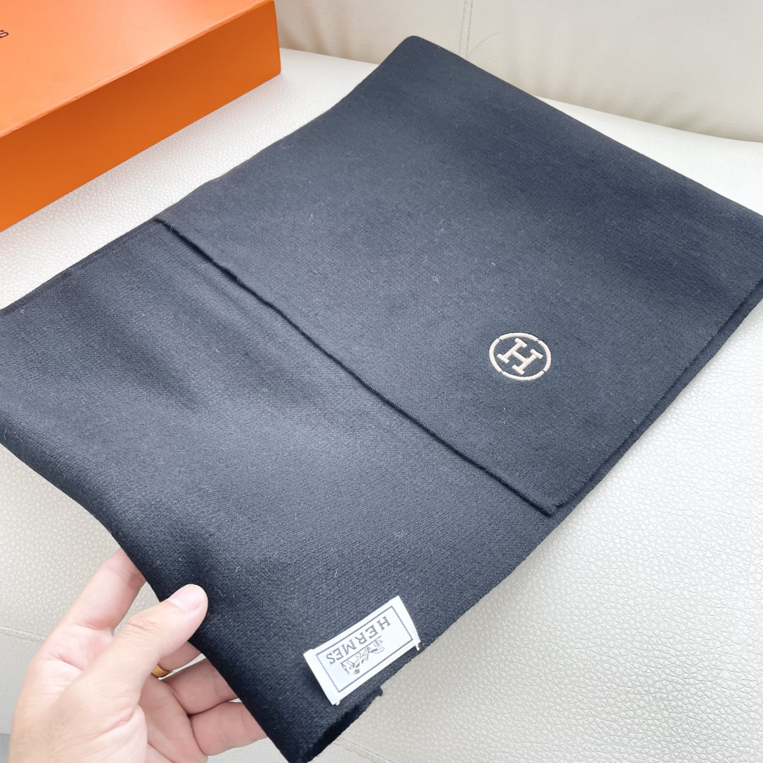 爆款上新 情侣款👍👍爱马仕 独家牛货🐂 奢华尽在尺寸之间，高端品质‼️具有超高羊绒品质才会被此品牌青睐‼