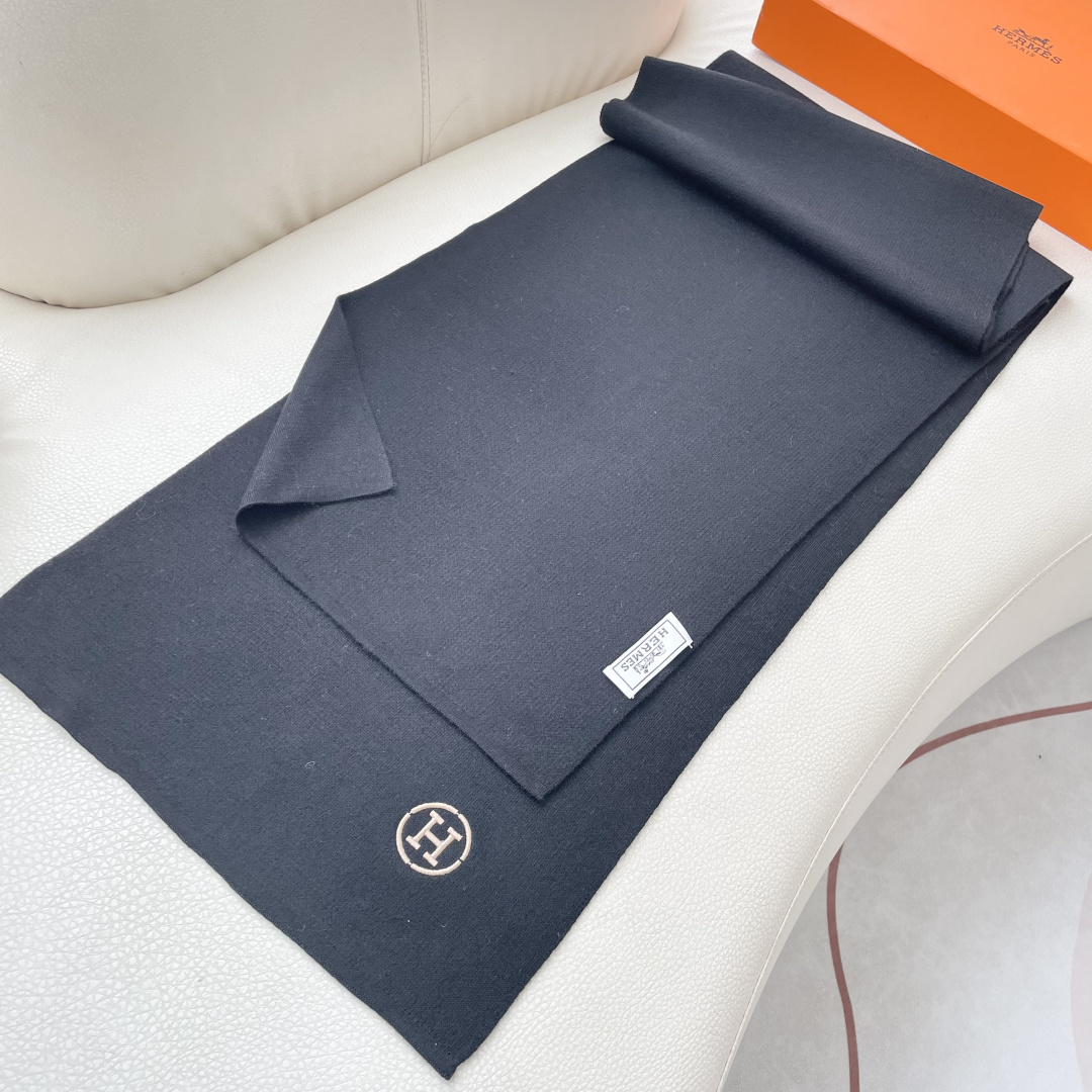 爆款上新 情侣款👍👍爱马仕 独家牛货🐂 奢华尽在尺寸之间，高端品质‼️具有超高羊绒品质才会被此品牌青睐‼