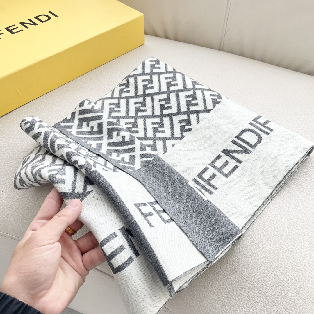 爆款上新 情侣款👍👍芬迪 独家牛货🐂 奢华尽在尺寸之间，高端品质‼️具有超高羊绒品质才会被此品牌青睐‼️