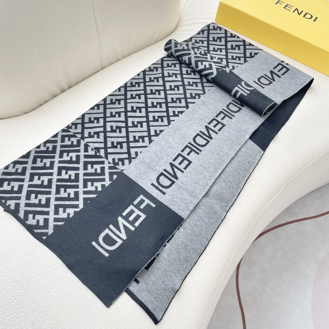 爆款上新 情侣款👍👍芬迪 独家牛货🐂 奢华尽在尺寸之间，高端品质‼️具有超高羊绒品质才会被此品牌青睐‼️