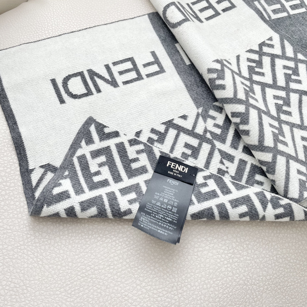 爆款上新 情侣款👍👍芬迪 独家牛货🐂 奢华尽在尺寸之间，高端品质‼️具有超高羊绒品质才会被此品牌青睐‼️