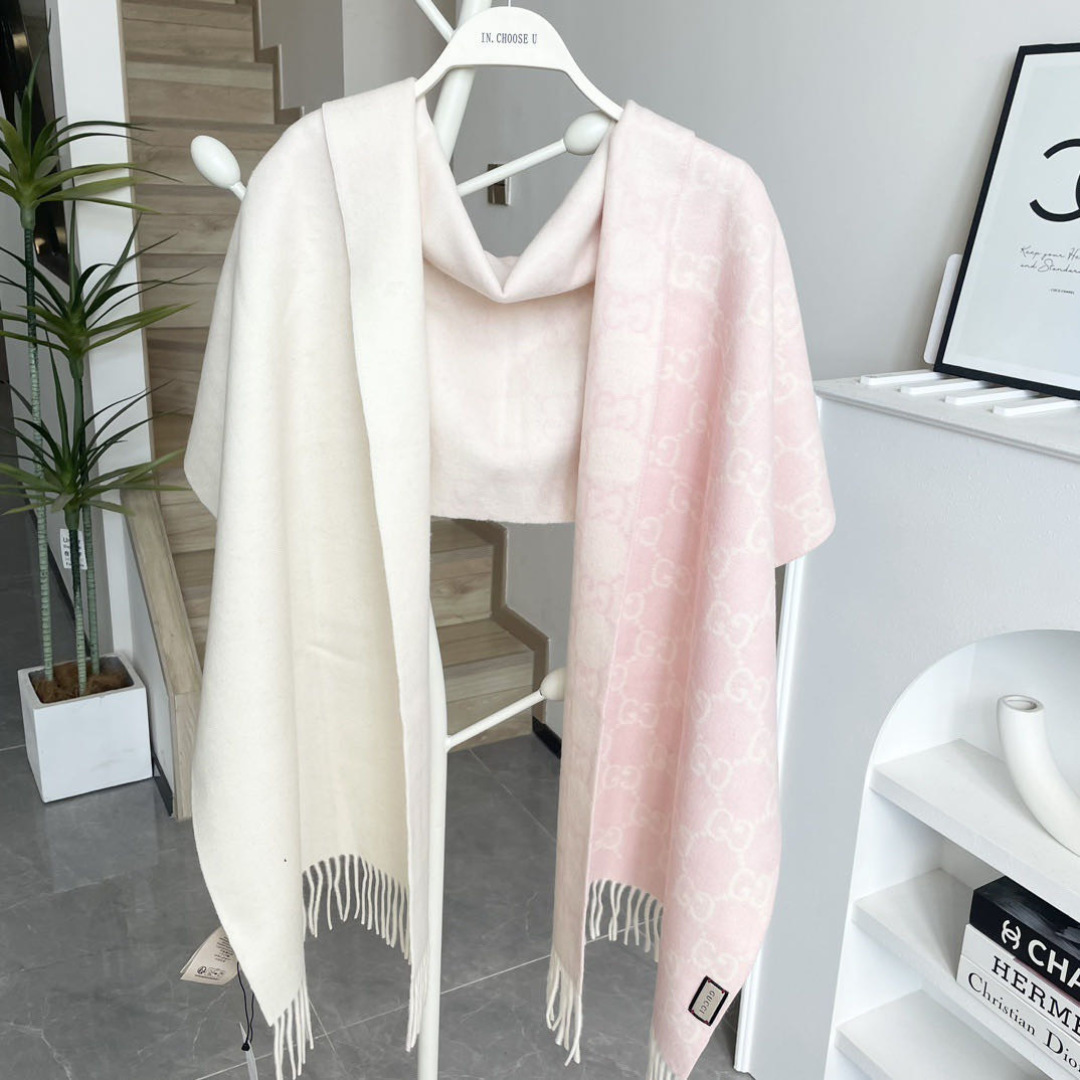 GUCCI（古奇）完美渐变！代购级别！最新双面两用古驰围巾，永远加分的G秋冬单品！各种穿衣风格都可以和她