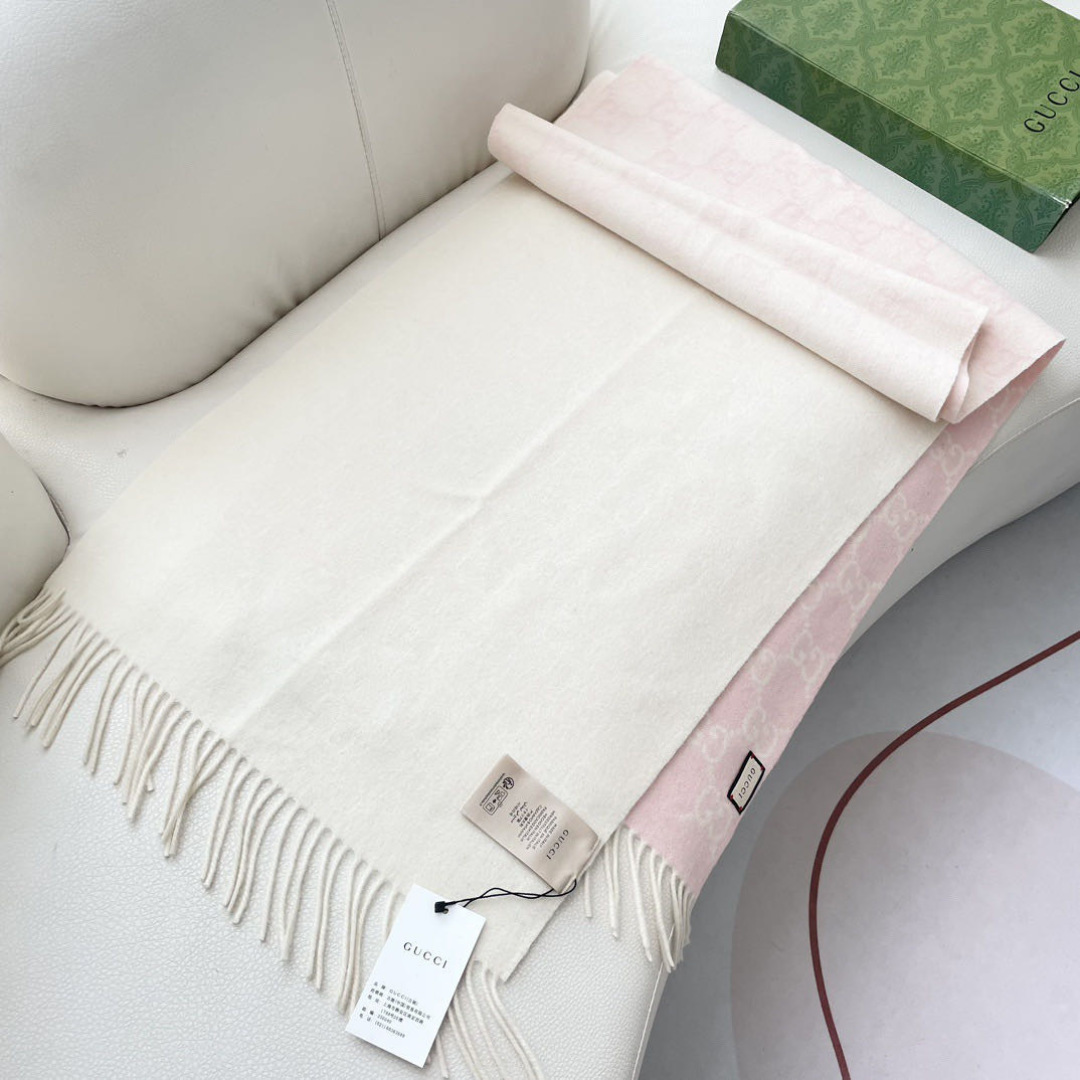GUCCI（古奇）完美渐变！代购级别！最新双面两用古驰围巾，永远加分的G秋冬单品！各种穿衣风格都可以和她