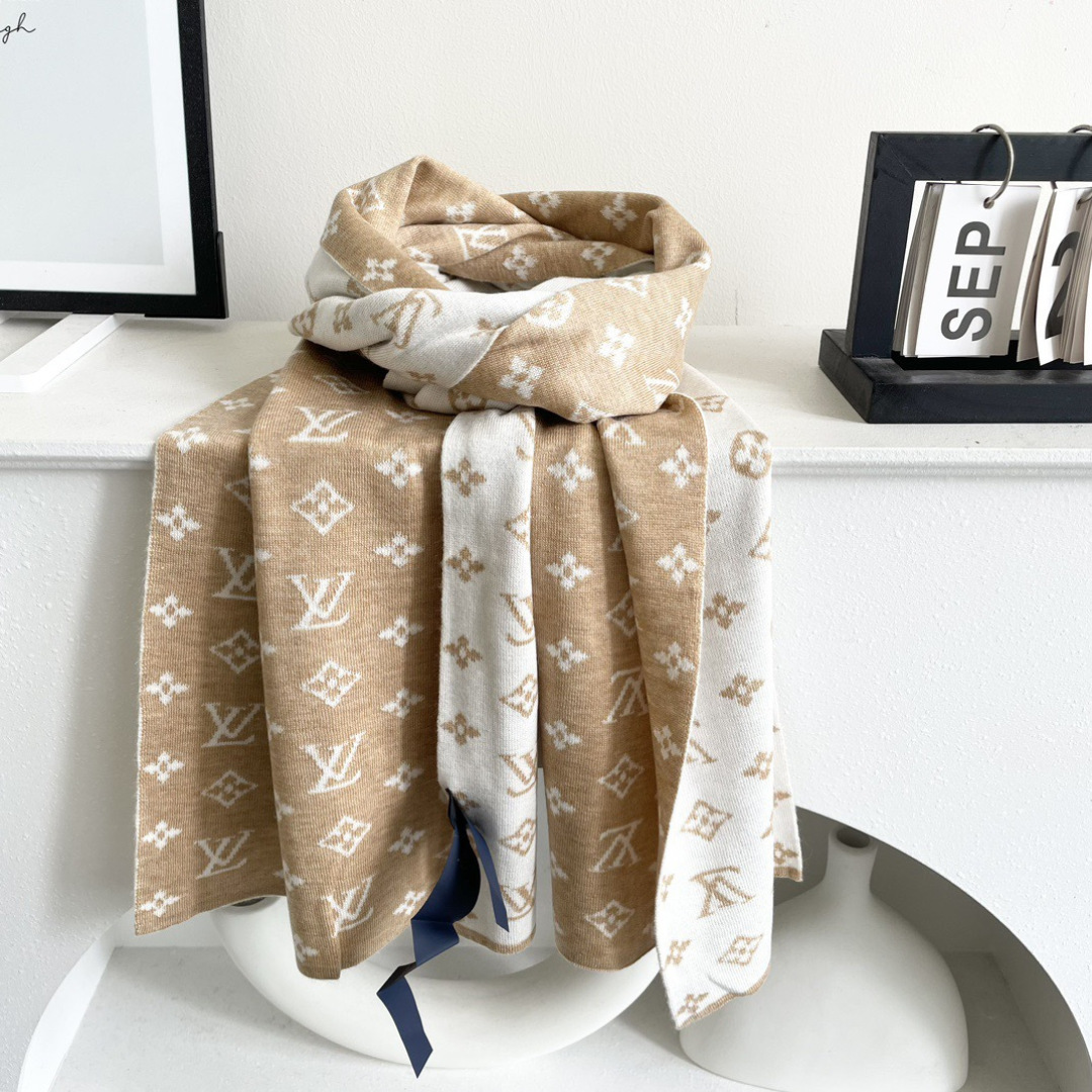 爆款上新 情侣款👍👍LV 独家牛货🐂 奢华尽在尺寸之间，高端品质‼️具有超高羊绒品质才会被此品牌青睐‼️