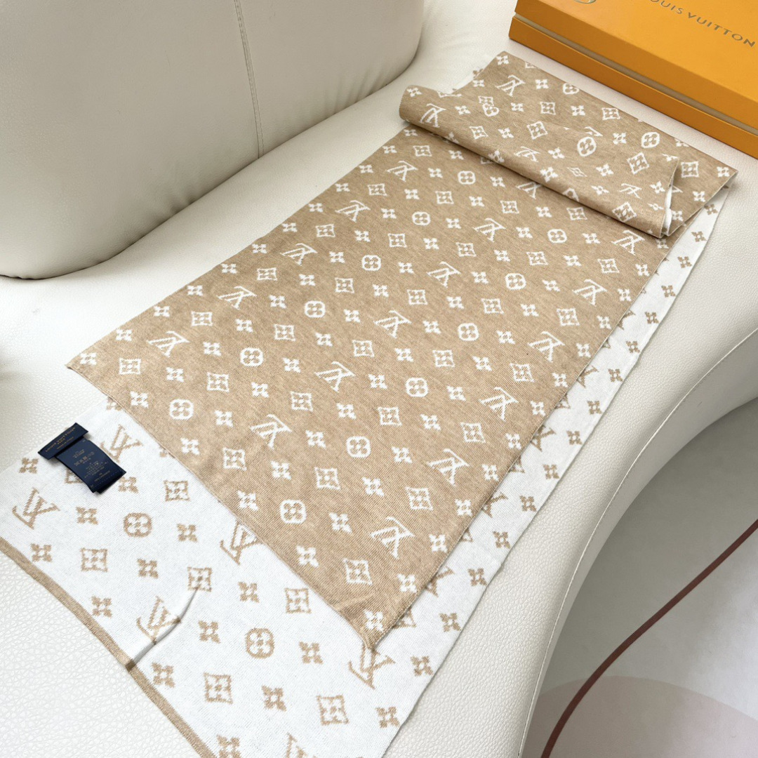 爆款上新 情侣款👍👍LV 独家牛货🐂 奢华尽在尺寸之间，高端品质‼️具有超高羊绒品质才会被此品牌青睐‼️