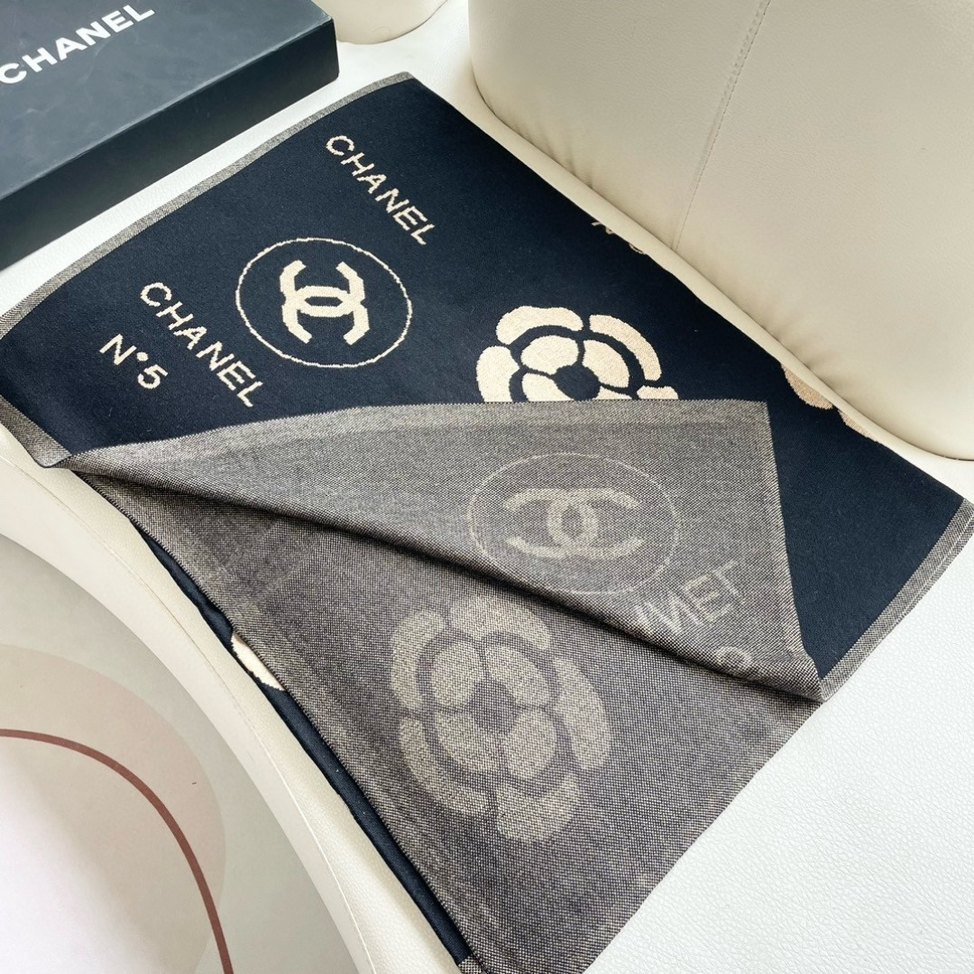 😍👍香奈儿2025专柜最新款‼️【顶级针织围巾】。爆款哦 😘💍实物真心美 🎀披肩配以精美针织💓💃🏻整条围