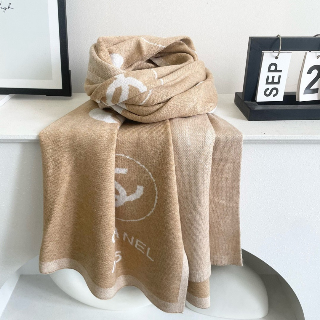 😍👍香奈儿2025专柜最新款‼️【顶级针织围巾】。爆款哦 😘💍实物真心美 🎀披肩配以精美针织💓💃🏻整条围