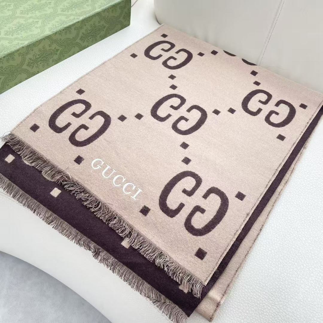 火爆专柜同步新款 灭世版本来袭，不是不做，只是还没做到极致，顶级版本出货，羊毛真丝围巾，装饰超大造型设计