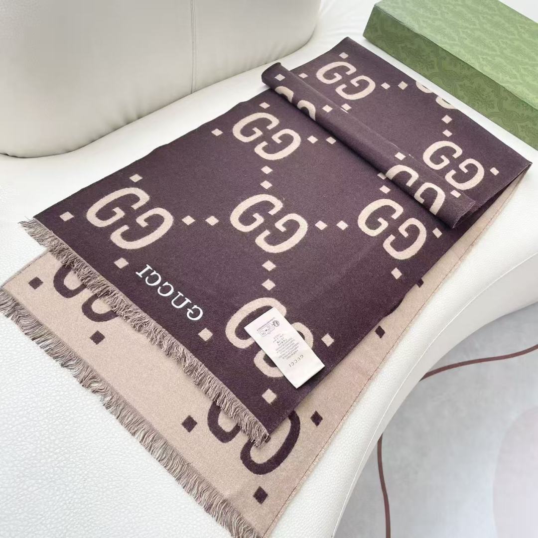 火爆专柜同步新款 灭世版本来袭，不是不做，只是还没做到极致，顶级版本出货，羊毛真丝围巾，装饰超大造型设计