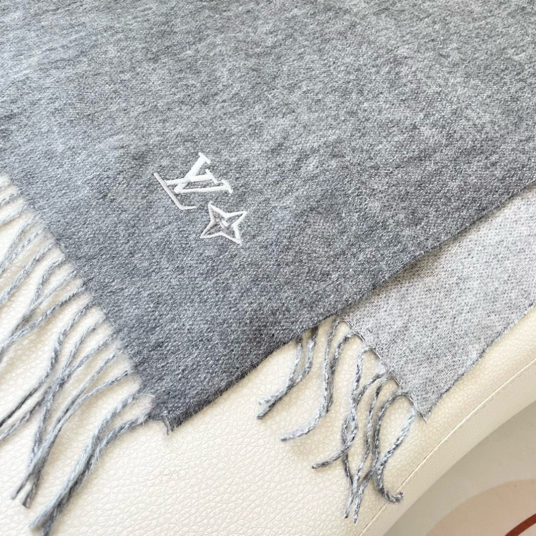 100%山羊绒 🌾Lv家 顶级山羊绒，新款男女通用情侣款👫重磅推荐💥 经典的条纹格子，搭配任何衣服都是满